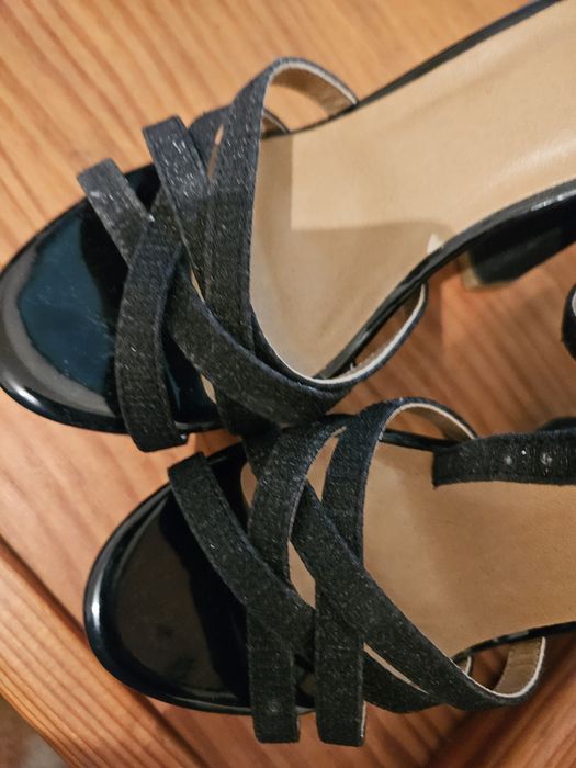 Sandálias pretas brilhantes