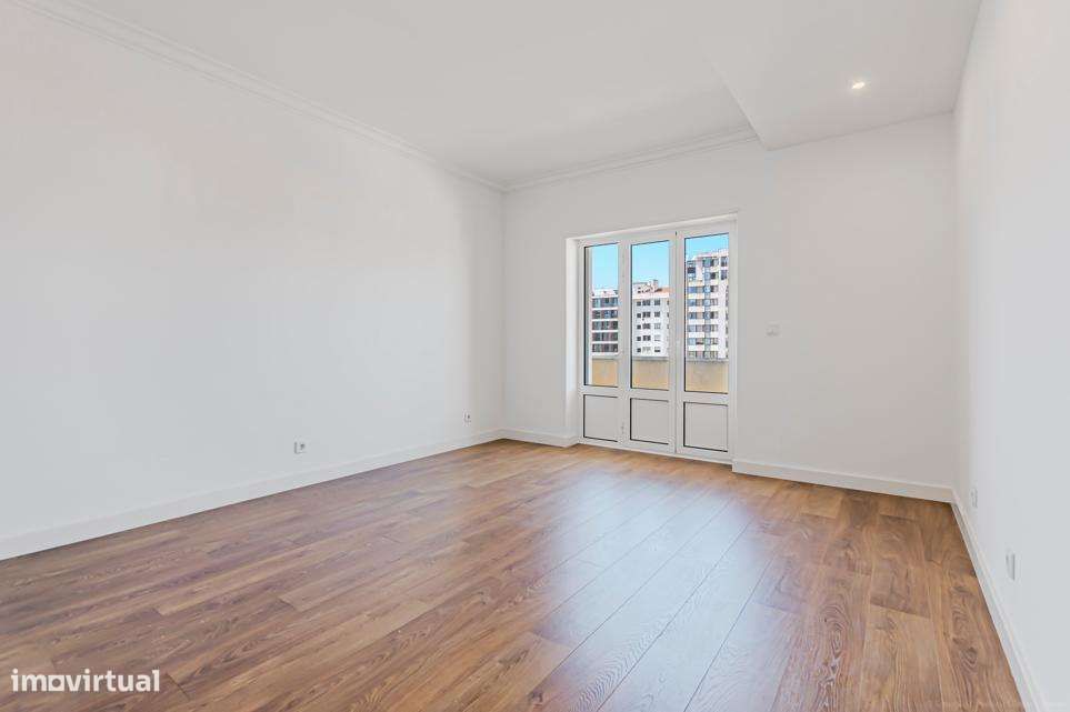 Apartamento T3, com parqueamento em Alvalade