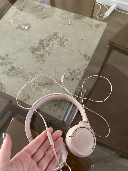 The headphones are like new and are from JBL. They have been used only a few times.64750492514050122