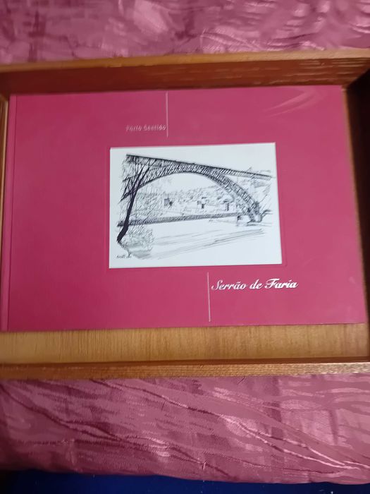 Porto Sentido Contem Painel de Azulejos caixa em madeira com livro