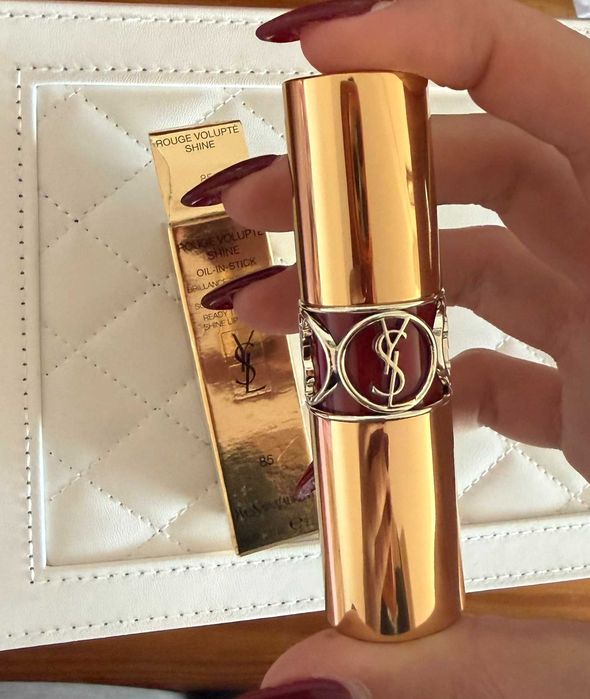 Batom Yves Saint Laurent Rouge Volupté Shine Oil-in-Stick nº85