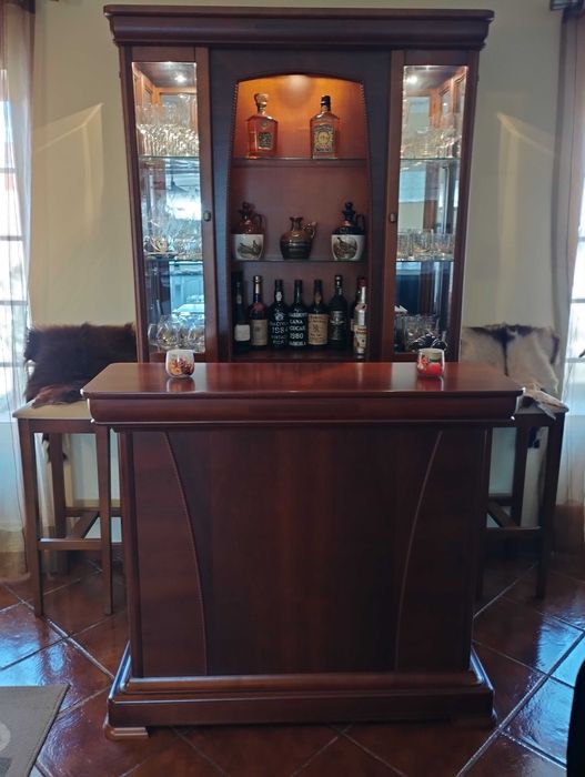 Bar cerejeira com 2 bancos