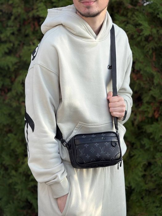 Сумка Louis Vuitton кожаная мужская черная Lv спортивная Луи Витон