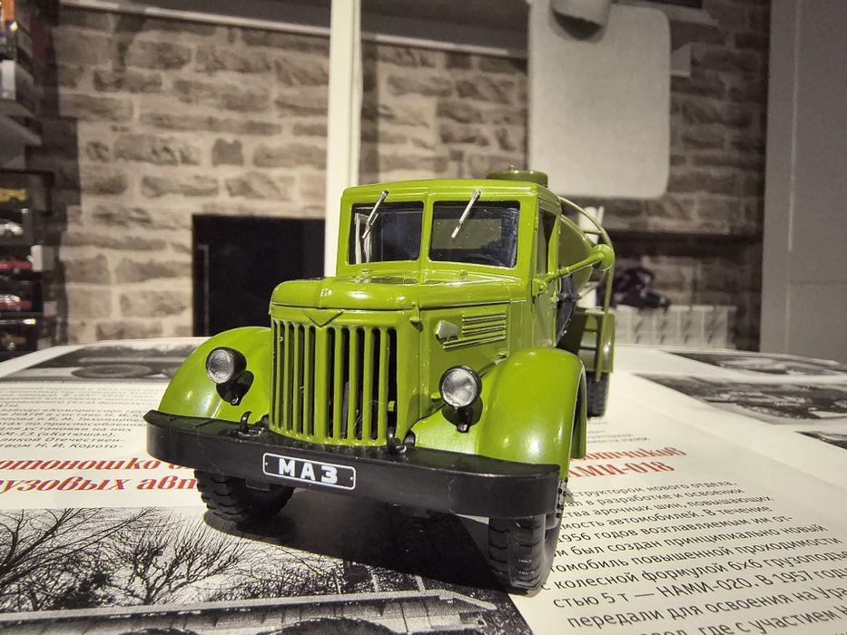 Масштабна модель вантажівки МАЗ 200 (АЦ-8-200), масштаб 1:43