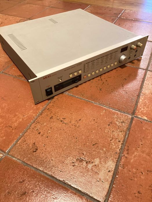 Akai S01 sampler