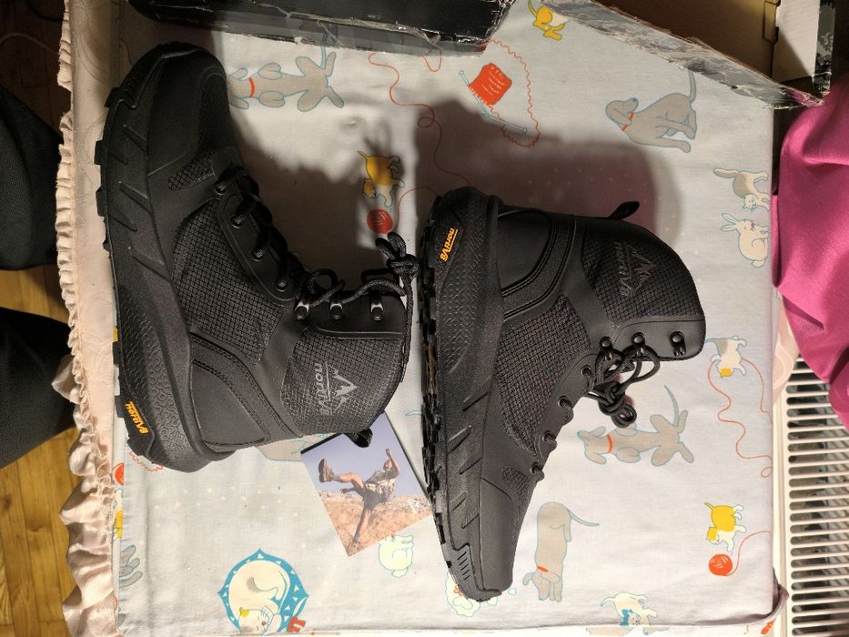 Новые ботинки с защитой от воды