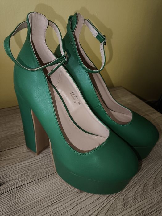 Buty czółenka na platformie słupku