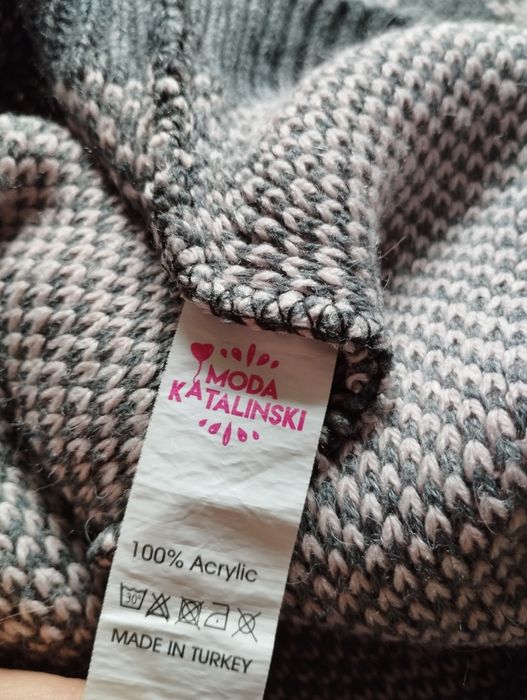 Sweter pudrowy róż szary w kwadraty kratkę