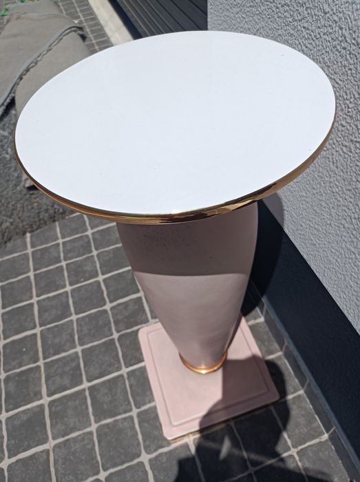 Uma poltrona para por um vaso flore