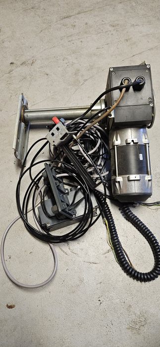 Napęd bramy garażowej segmentowa Hormann  wra że sterownikiem.