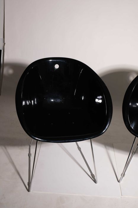 Cadeiras Vintage de Plástico Preto com Estrutura Metálica