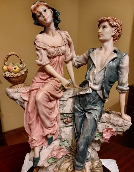 Estatueta casal c/ base madeira