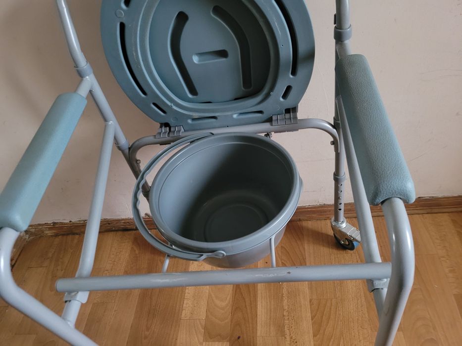 Складаний стілець-туалет VH606 з регулюванням висоти, на колесах.