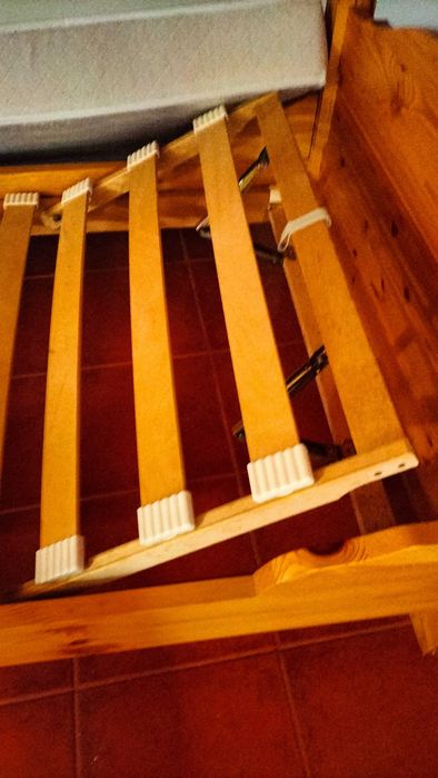 Cama singular em madeira com colchão 100x210 cm. - Como novo, pouco usado.