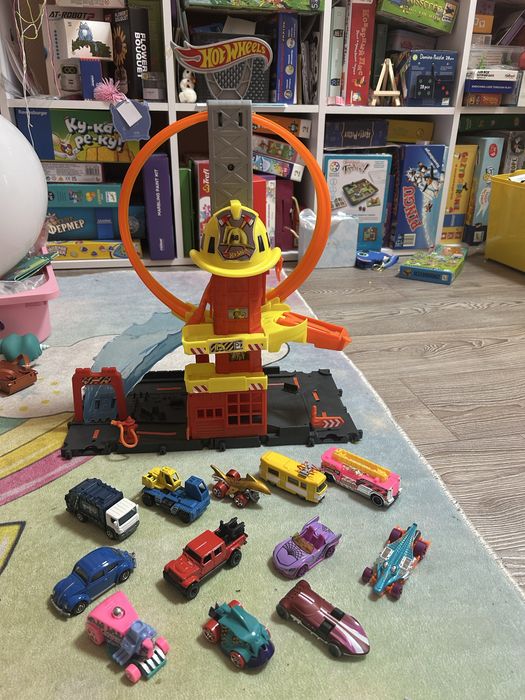 Hot wheels трек і машинки