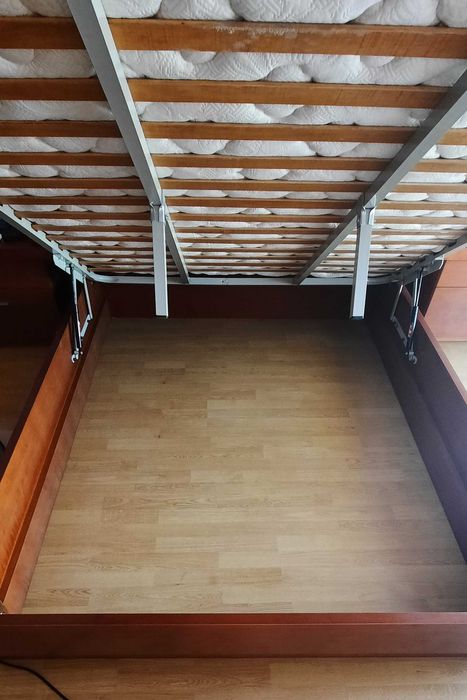 Cama de casal com arrumação