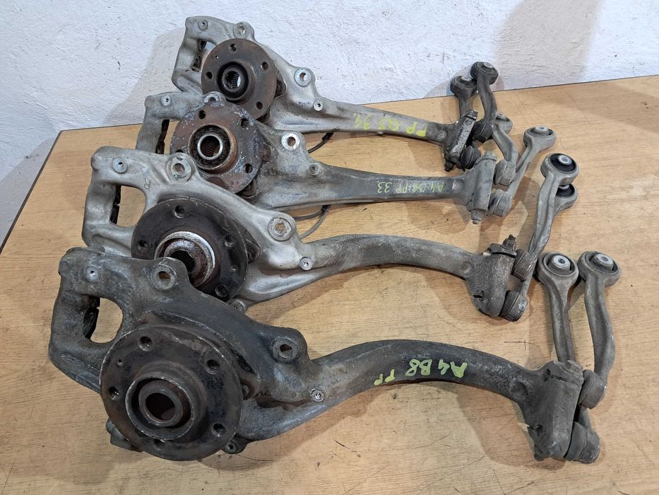 AUDI A4 B8 A5 8T Q5 Zwrotnica kopyto przód przednia PRAWA PRAWY przód