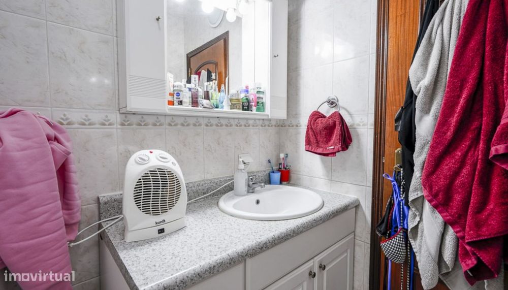 Amplo apartamento T3, com terraço, à venda em Quarteira, Algarve