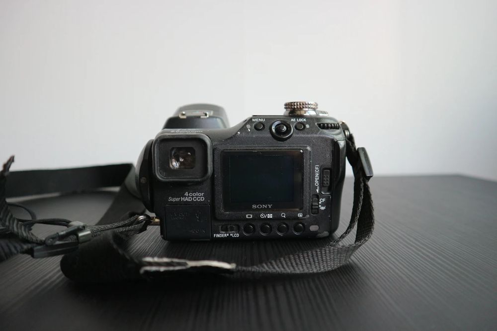 Sony Cyber-shot DSC F828 com Tampa da Lente e Alça