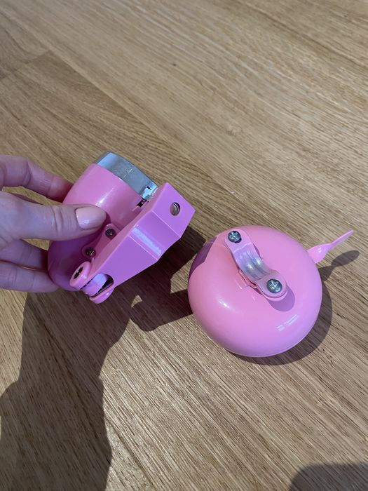 Retro różowy dzwonek i lampka do roweru
