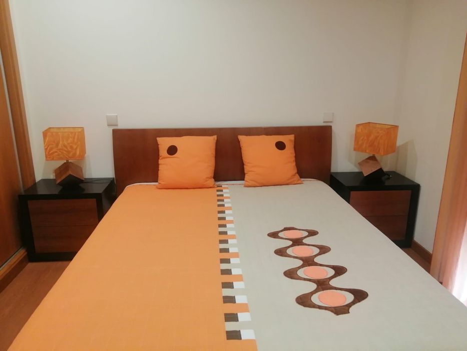 Decoração quarto laranja/vermelho