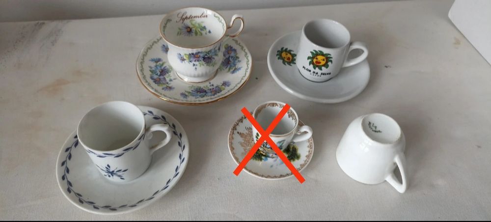 Bibelots vários antigos e chavenas de café antigas