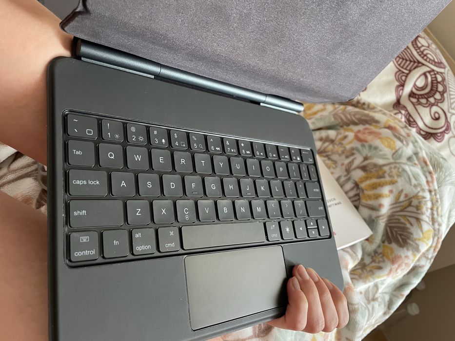 czarne etui na iPad z klawiaturą Tech Protect SmartCase