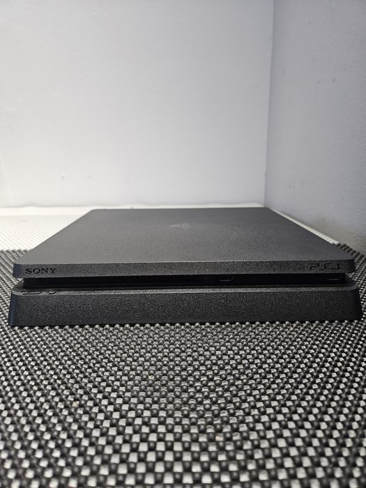 Consola PS4 Slim com comando