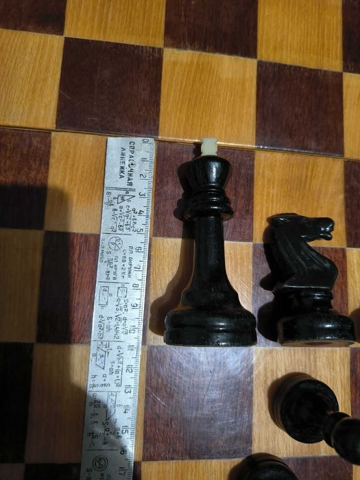 Шахматы- грасмейстерскии с утежилителем ,деревянные большие.