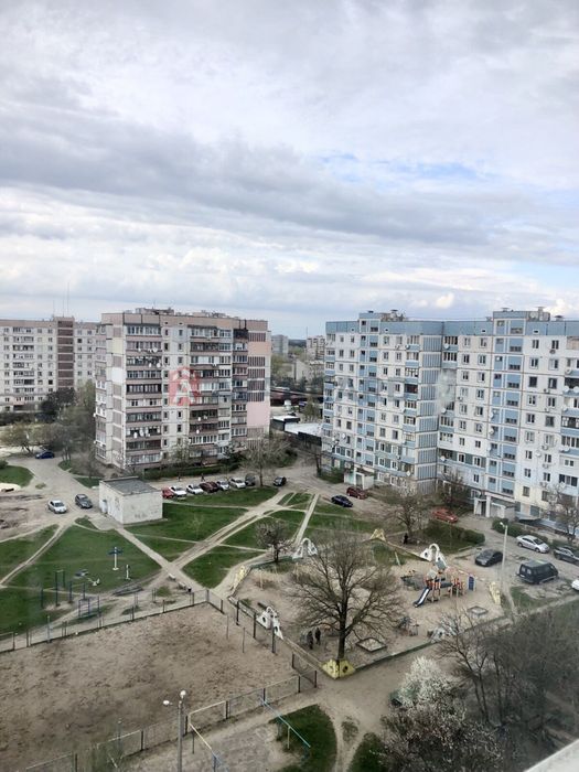 Продам 3 кімнатну з холом на Лівому березі