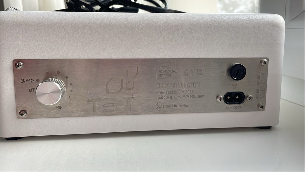 Настільна манікюрна витяжка Teri 800 М біла