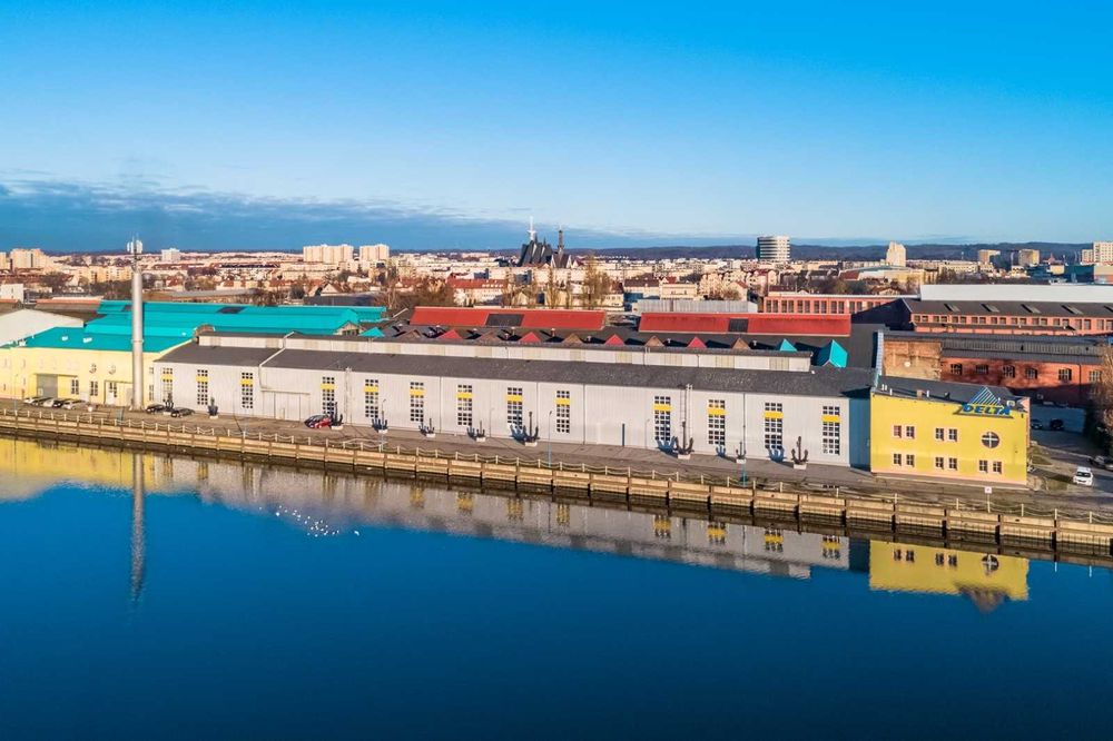 hala z dostępem do nabrzeża portowego