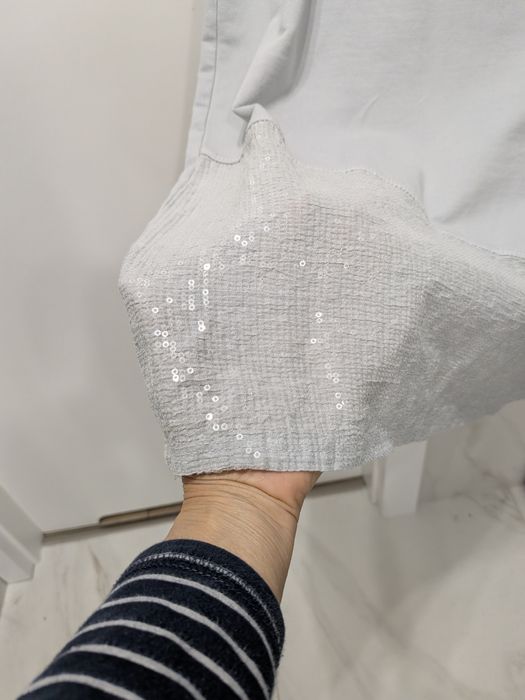 Sukienka z połyskująca aplikacją