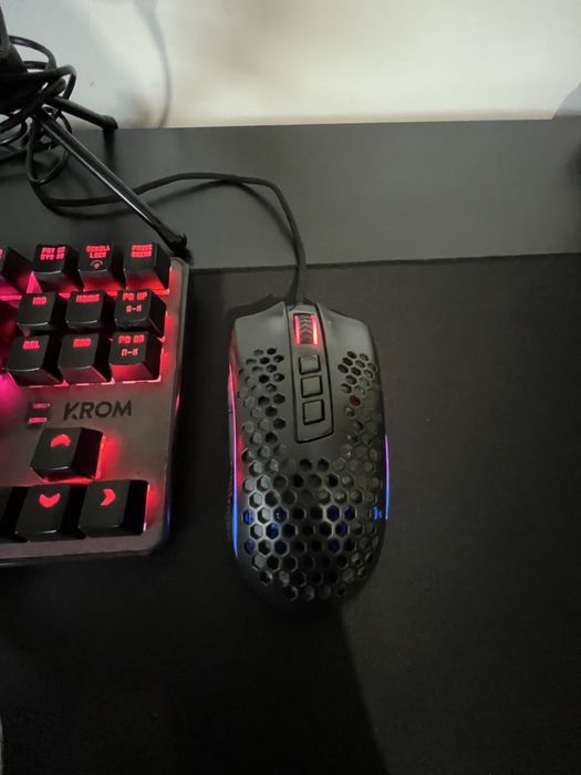 Teclado, rato, microfone, tapetes de rato e hubs