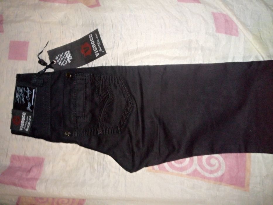 Чорні брюки на хлопця