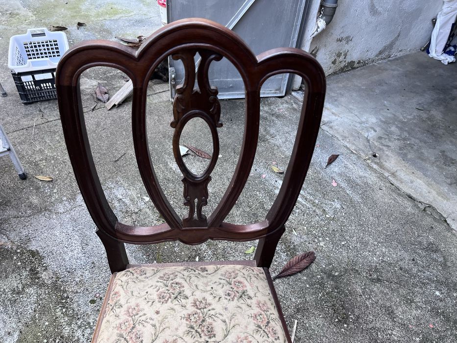 Cadeiras de madeira antigas