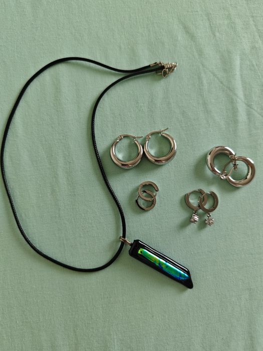 Conjunto de 4 Pares de Brincos em Aço Inoxidável (Banho de Ródio) + Fio com Pendente Artesanal