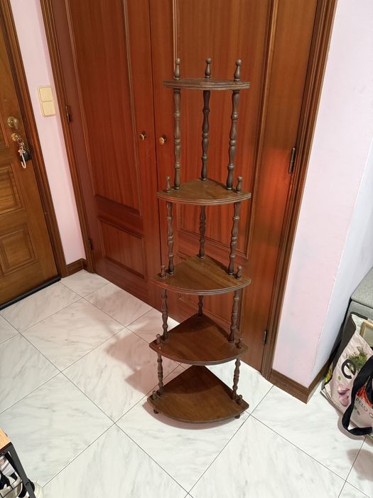 Estante de canto em madeira