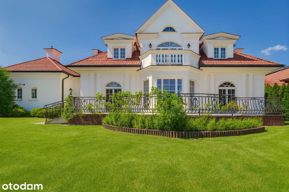 Klasyczny dom z podwójnym garażem. Wilanów