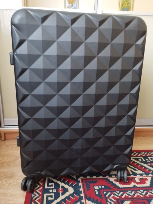 Валізи дорожні різні.