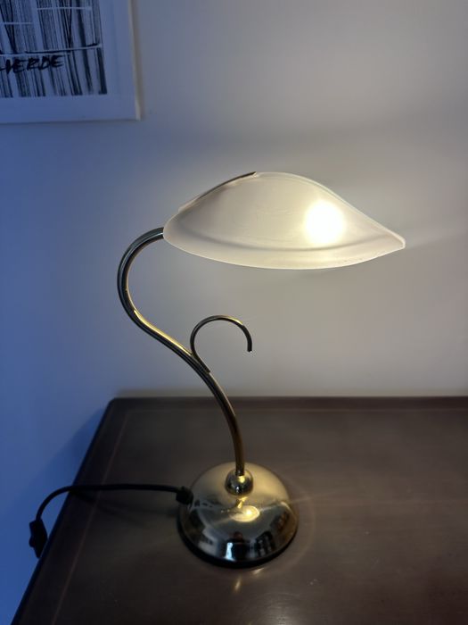 Candeeiro de mesa dourado e vidro temperado