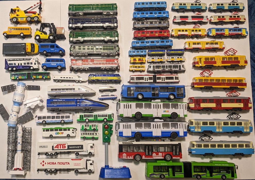Трамвай, вагон метро, локомотив, троллейбус, автобус