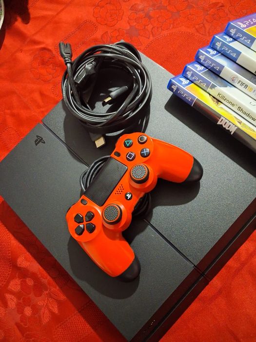 PlayStation 4 (PS4) + Comando + Pack de 5 Jogos + Cabos — Pronta a Jog