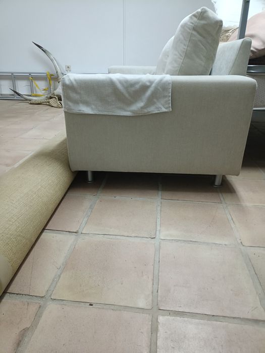 Sofa de dois lugares.Nao está rasgada , só tem que ser limpa