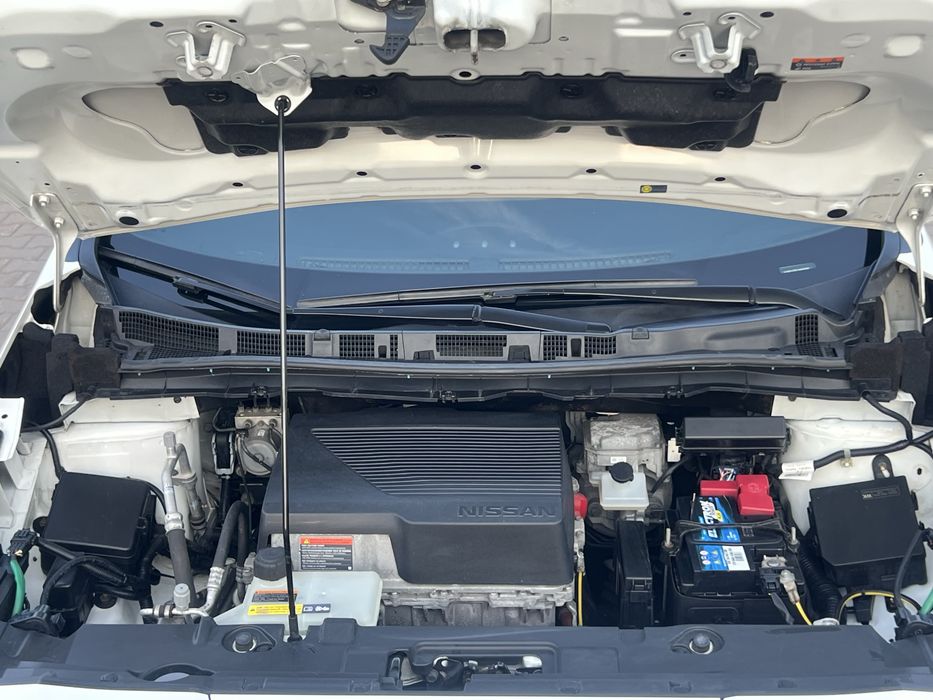 Nissan Leaf в отличном состоянии.
