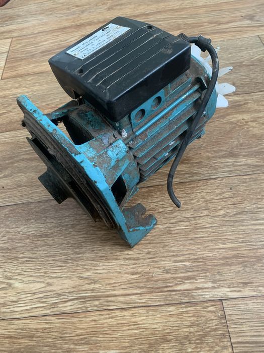 Двигун електродвигун насосна станція мінібашня