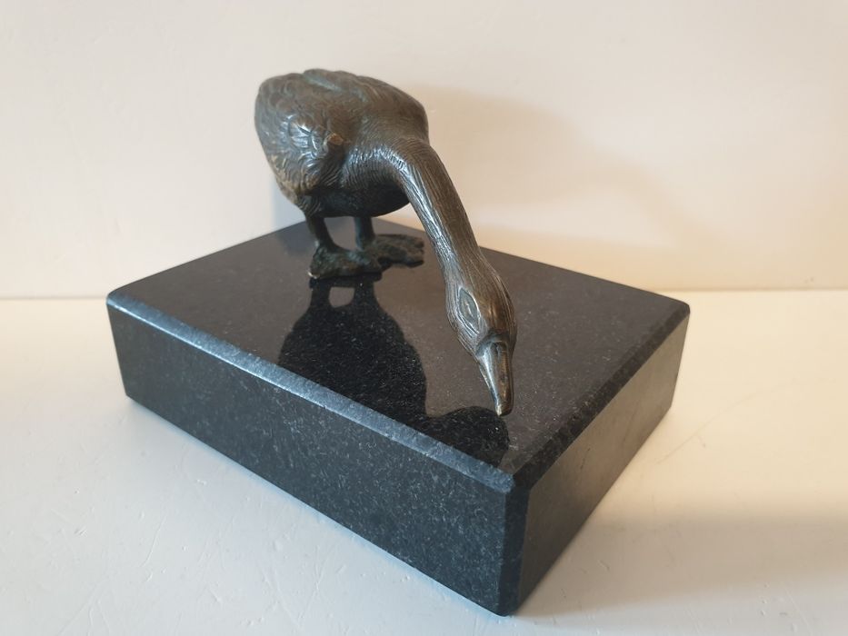 Antiga escultura de um pato ganso em bronze com base em mármore
