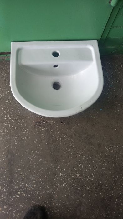 Раковина  Большая Новая. Маленькая Б/У. Белая.  Сместители  разные.