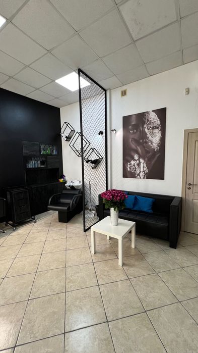 Оренда робочого місця бровиста; візажиста