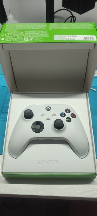 Pad Xbox series x z analogiami TMR